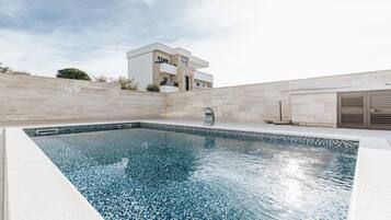 Kolam renang terbuka bermusim