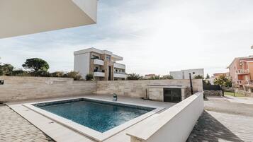 حمّام سباحة خارجي موسمي