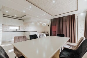 Loftsleilighet, balkong, byutsikt | Eget kjøkken | Kjøleskap