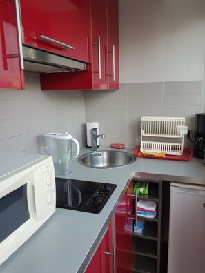 Microwave, stovetop, cookware/dishes/utensils