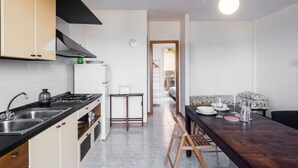 Une cuisine moderne équipée d’une cuisinière, d’un évier et d’un coin repas.