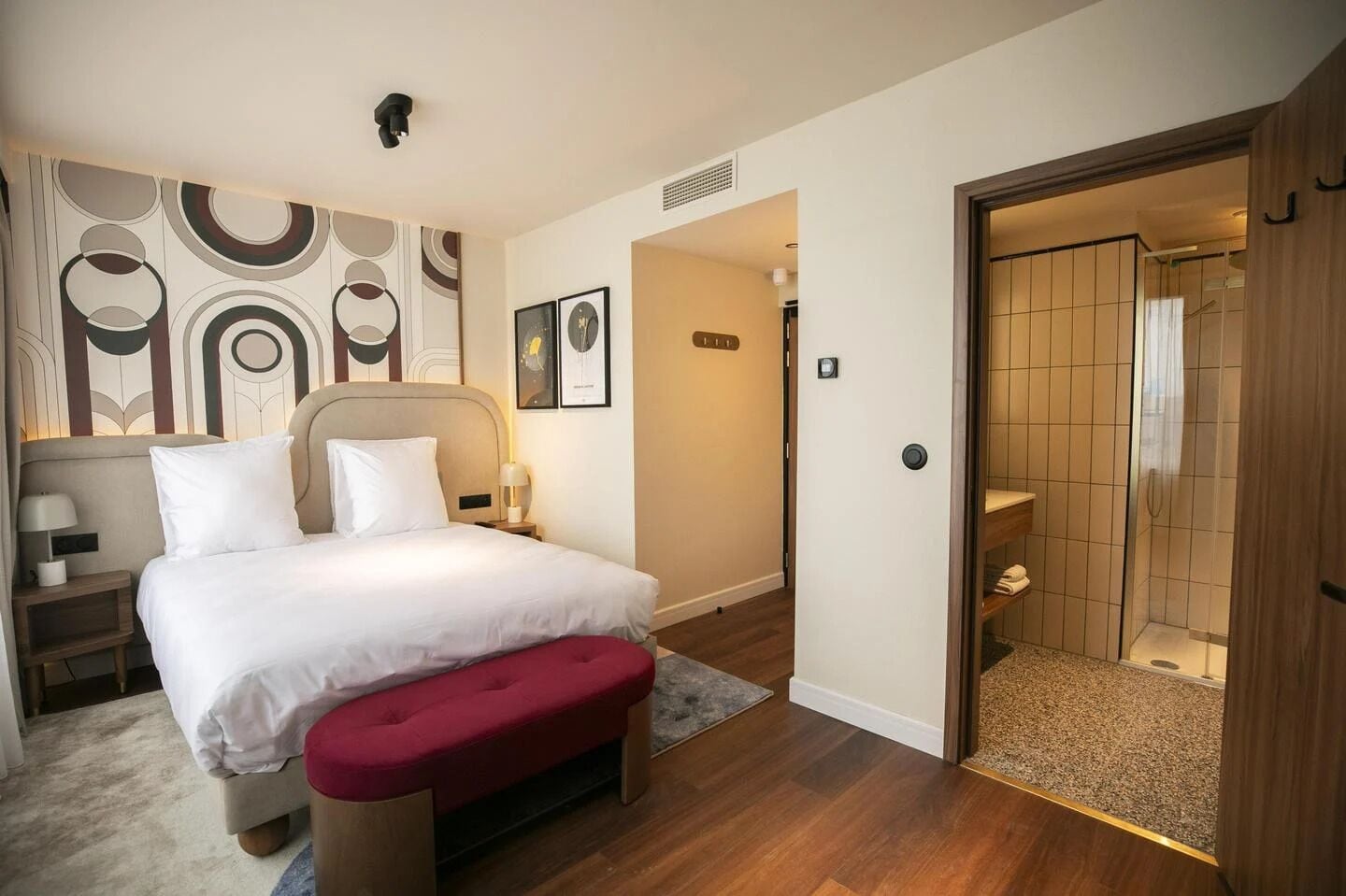 Dobbeltrom – superior, 1 queensize-seng, byutsikt | Allergitestet sengetøy, safe på rommet og skrivebord