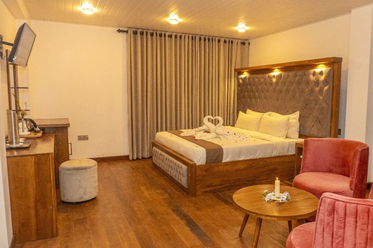 Deluxe Triple Room | Peti besi dalam bilik, meja, kalis bunyi, seterika/papan seterika