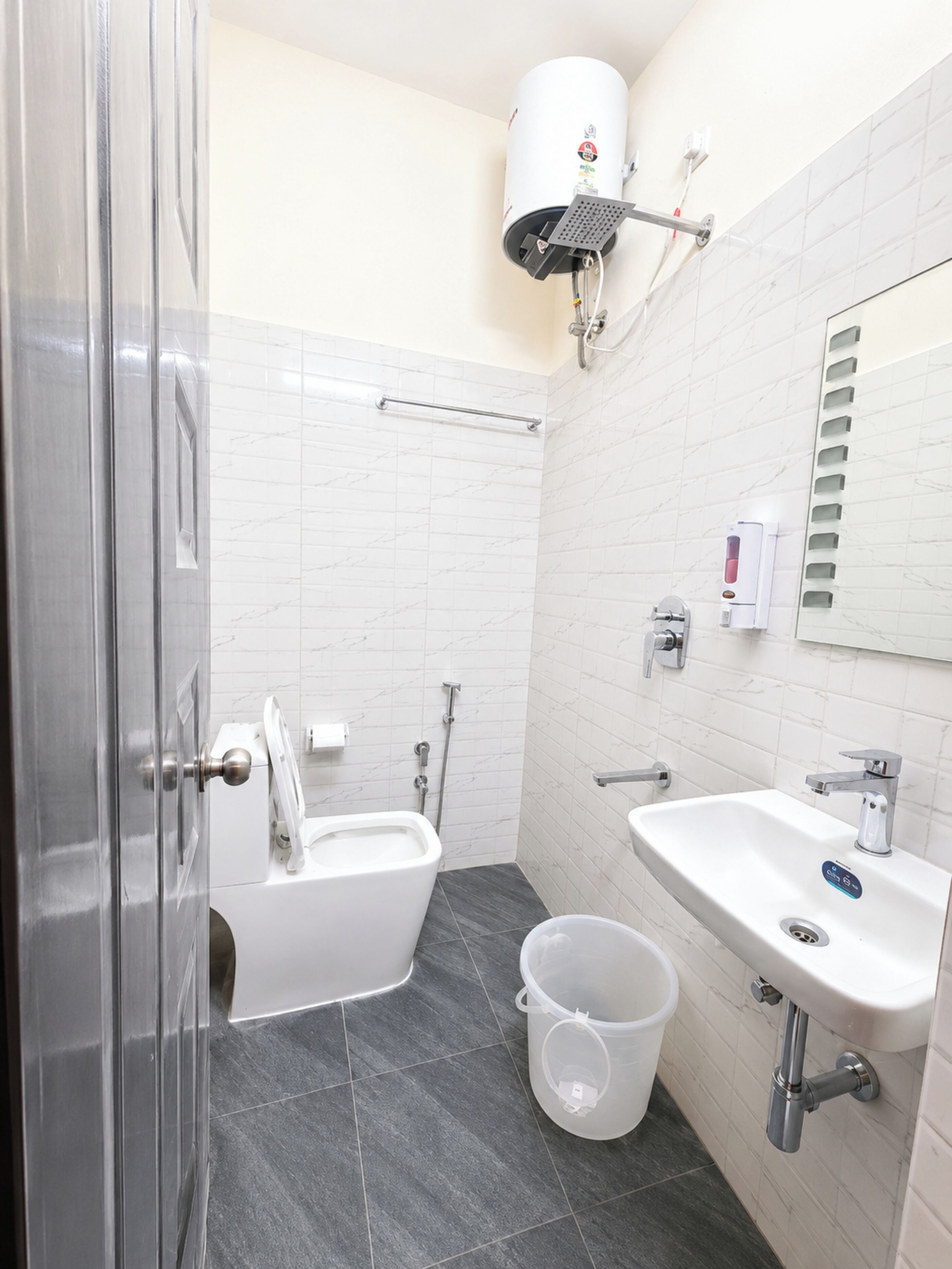 Deluxe-Doppelzimmer | Badezimmer | Dusche, kostenlose Toilettenartikel, Hausschuhe, Seife