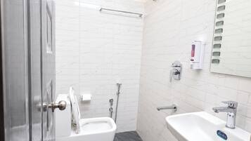 Quarto casal luxo | Banheiro | Chuveiro, produtos de toalete grátis, chinelos, sabonete