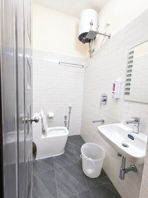 Kamar Double Deluks | Kamar mandi | Shower, perlengkapan mandi gratis, sandal, dan sabun