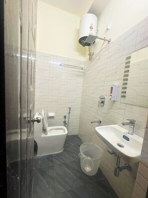 Deluxe-Doppelzimmer | Badezimmer | Dusche, kostenlose Toilettenartikel, Hausschuhe, Seife