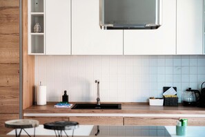 Deluxe-penthouselejlighed - søudsigt | Privat køkken | Espressomaskine, kaffe-/temaskine, elkedel, krydderier