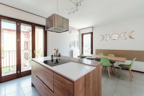 Deluxe-penthouselejlighed - søudsigt | Privat køkken | Espressomaskine, kaffe-/temaskine, elkedel, krydderier