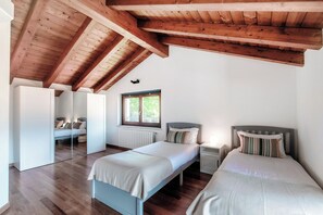 Penthouse Deluxe, vista al lago | Edredón, tabla de planchar con plancha, wifi gratis y ropa de cama 