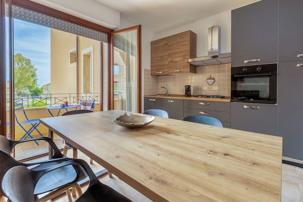 Fridge, oven, stovetop, dishwasher