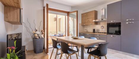 ثلاجة، فرن، موقد طهي مسطح، غسالة أطباق