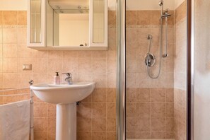 Haartrockner, Bidet, Handtücher, Seife