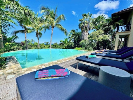 2 outdoor pools