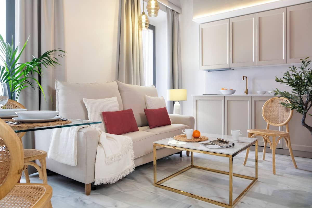 Appartement, 1 slaapkamer, balkon, in toren | Woonruimte | Een flatscreentelevisie