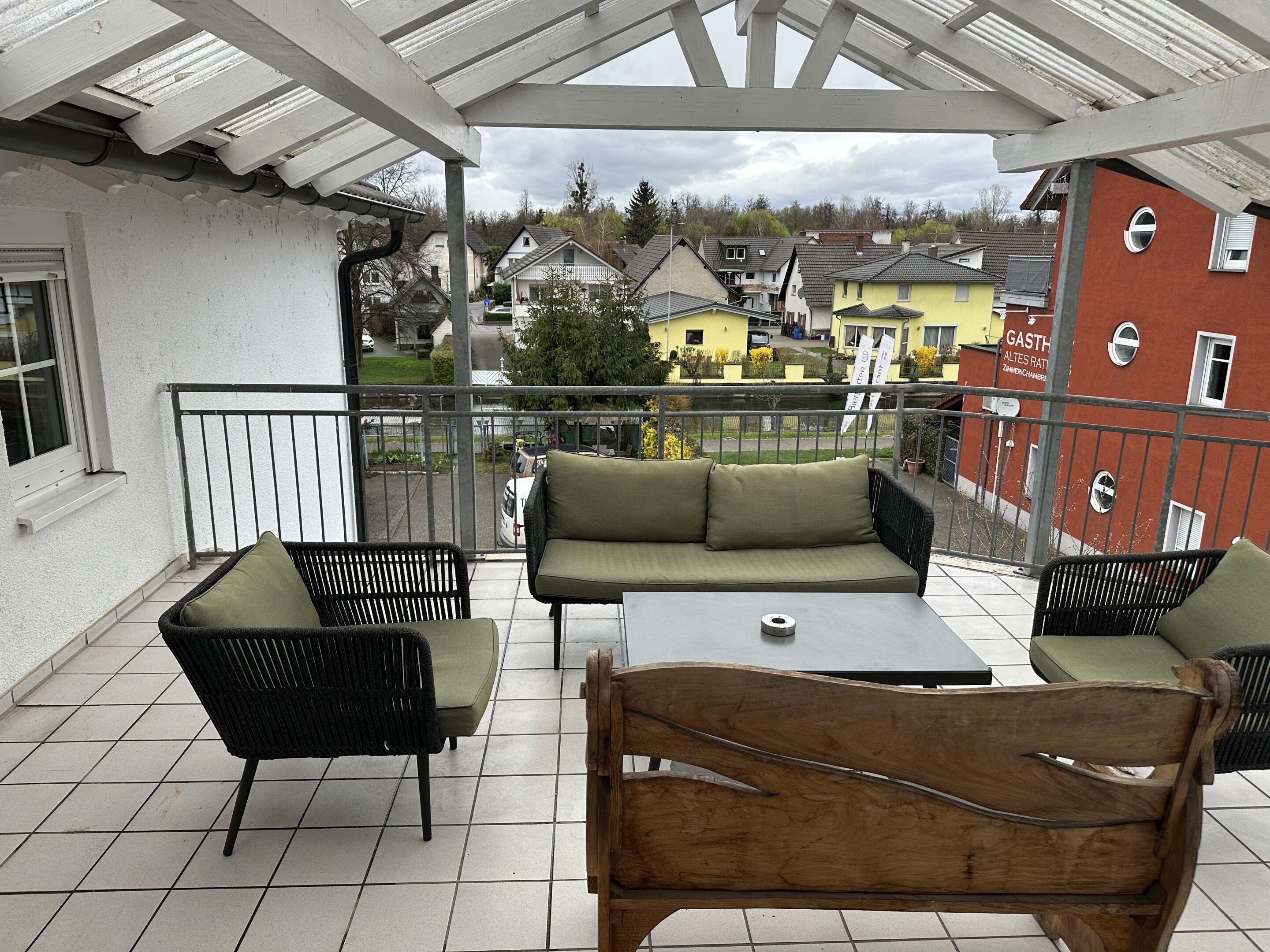 เบสิกอพาร์ทเมนท์, ห้องน้ำส่วนตัว (1) | วิวระเบียง