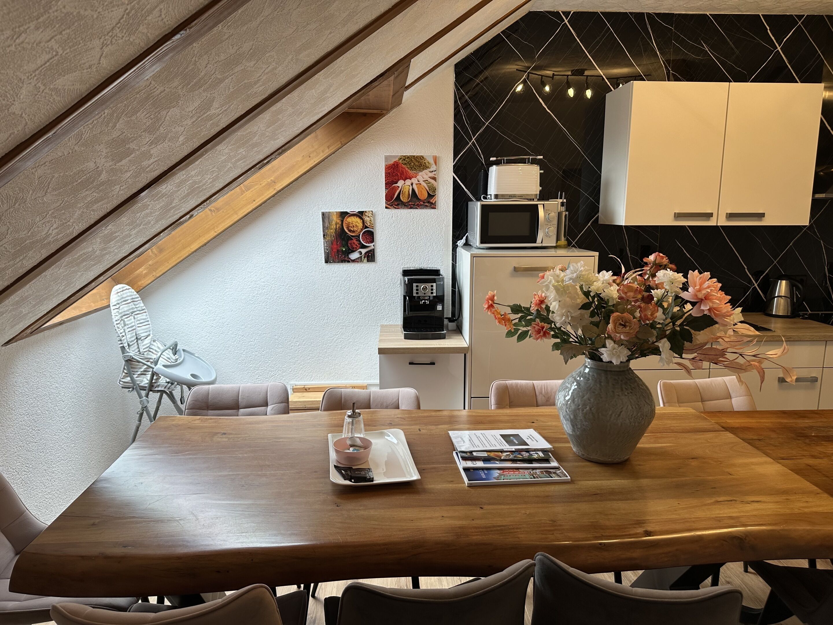 เบสิกอพาร์ทเมนท์, ห้องน้ำส่วนตัว (1) | ร้านอาหาร