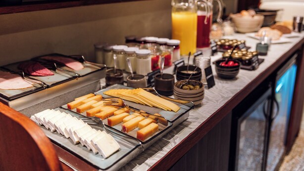 Un buffet proposant une variété de plats et d'accompagnements.