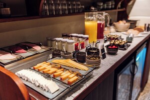 Se ofrece un desayuno bufé todos los días (20 EUR por persona)