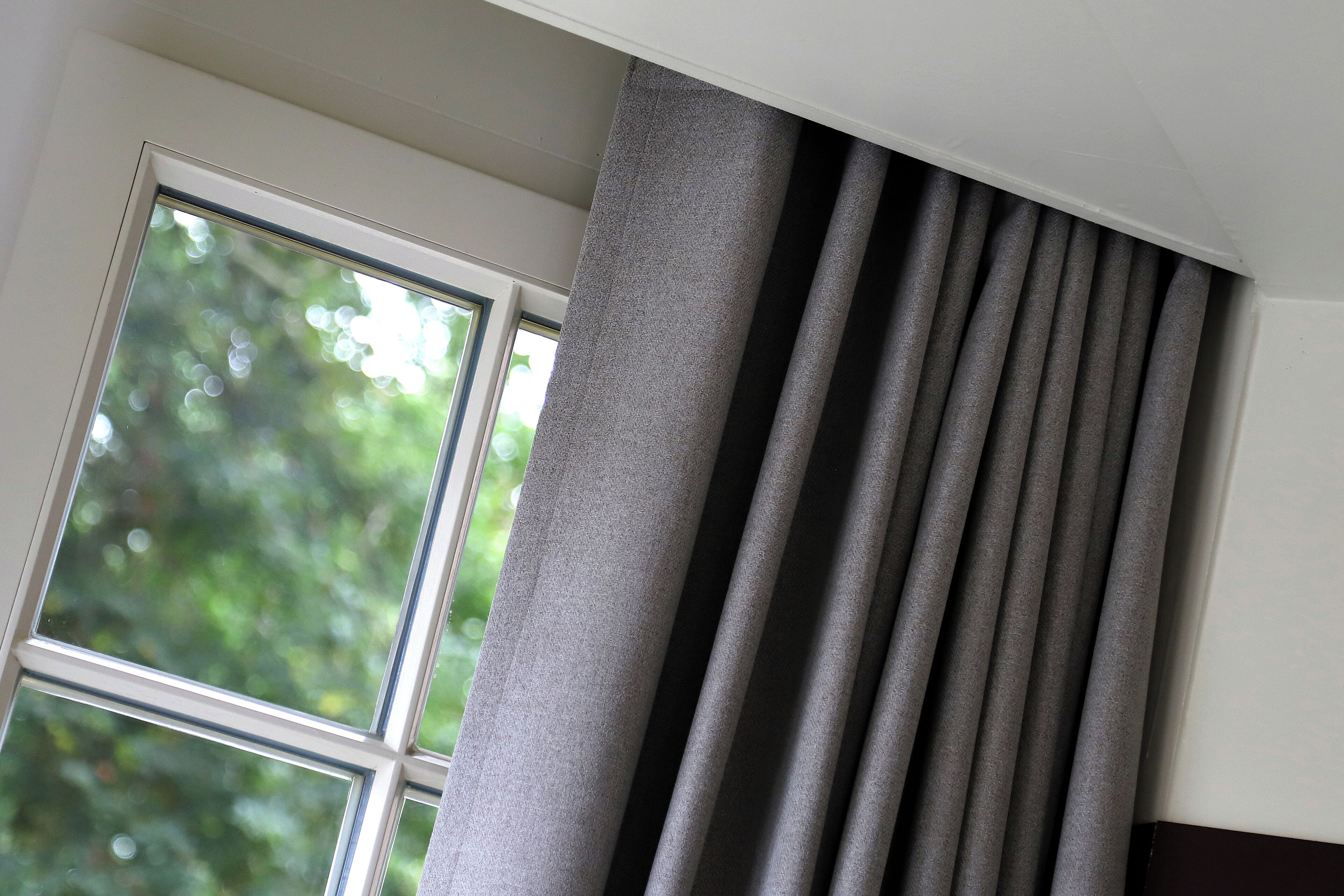 Ein Fenster mit Blick auf Grün.