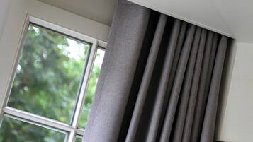 Ein Fenster mit Blick auf Grün.