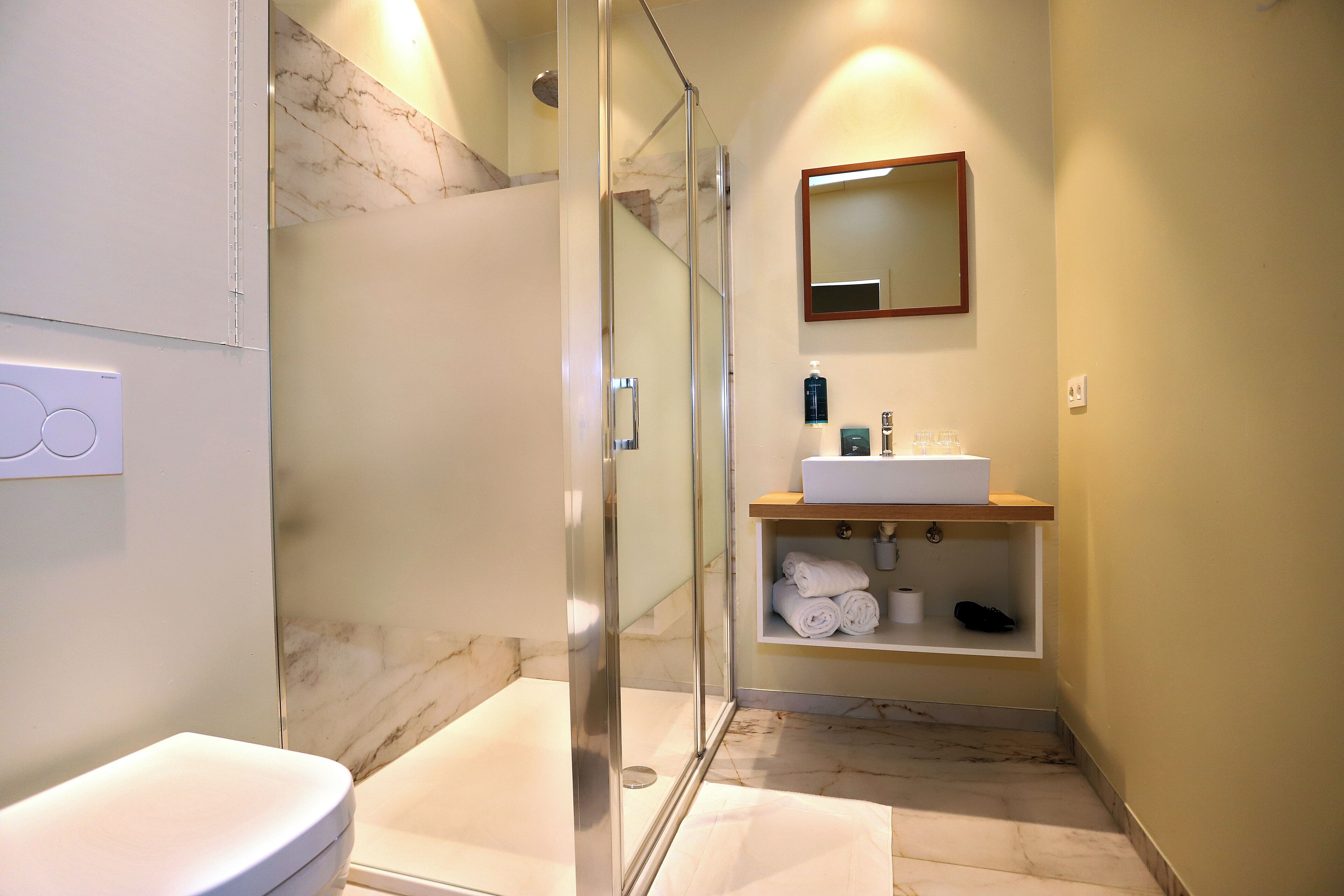 Superior Apartment | Bathroom | Hair dryer, towels, soap, shampoo
