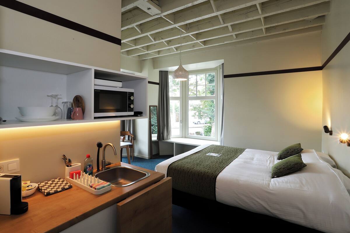 Comfort Studio | Minibar, blackout drapes, soundproofing, cribs (surcharge)