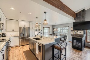 Frigorifero, microonde, forno, piano cottura