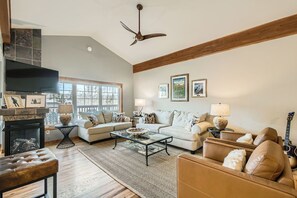 Télévision, cheminée, table de tennis de table