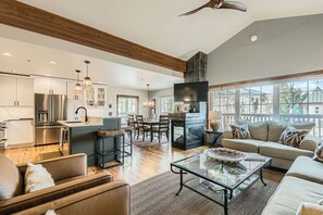 Télévision, cheminée, table de tennis de table