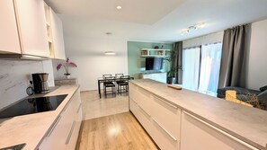 Kühlschrank, Mikrowelle, Ofen, Herdplatte