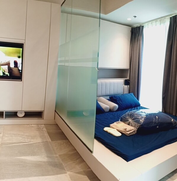 1 slaapkamer, een kluis op de kamer, een strijkplank/strijkijzer, wifi