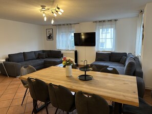 Comfort-Apartment, eigenes Bad, Flussblick | Lounge