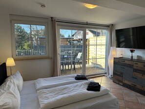 Superior-Apartment, eigenes Bad | Hochwertige Bettwaren, individuell dekoriert, individuell eingerichtet
