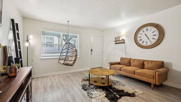 Een smart-tv en een kantoor