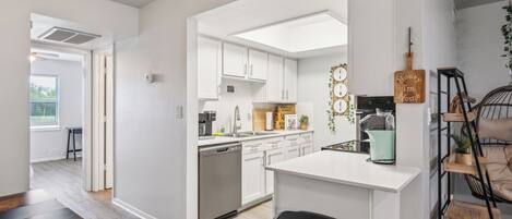 ثلاجة، ميكروويف، فرن، موقد طهي مسطح