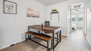 1 slaapkamer, een bureau, een strijkplank/strijkijzer, reisbedje