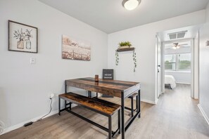 1 bedroom, desk, iron/ironing board, travel cot - The Sutton 196 I Spacious 1 Bed 1 Bath (Dallas)