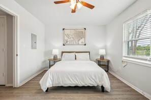 1 habitación, escritorio, tabla de planchar con plancha y cuna de viaje 