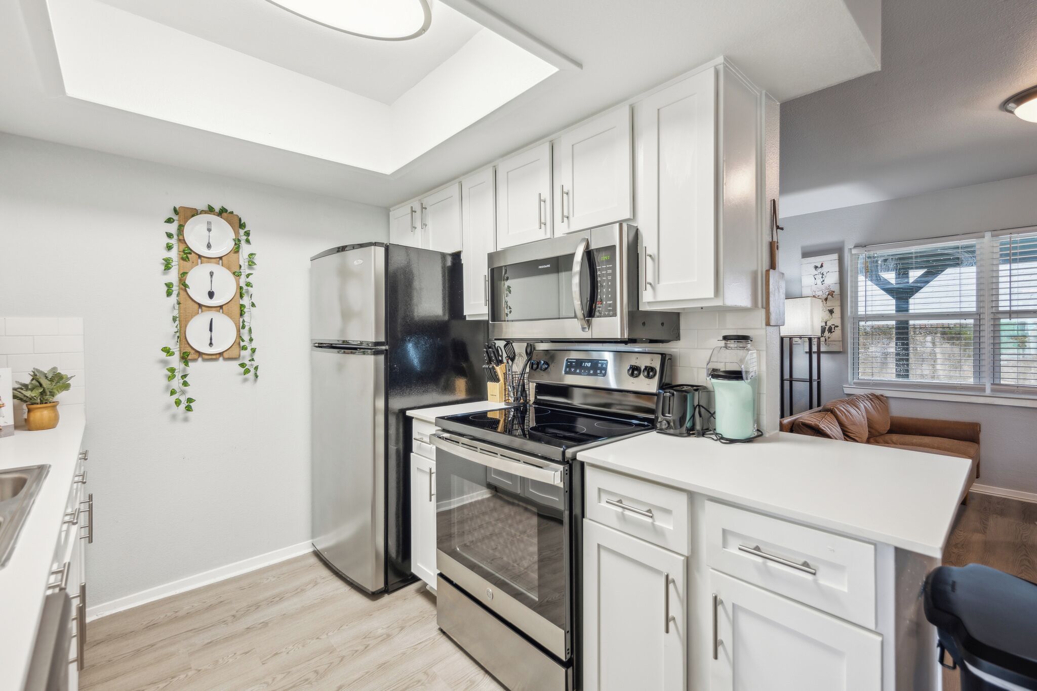 Kjøleskap, mikrobølgeovn, ovn og kokeplater