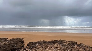 På stranden og hvit sand