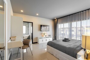 5 bedrooms, desk
