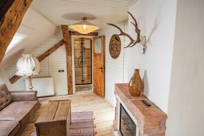 Deluxe Suite | 1 bedroom, iron/ironing board, free WiFi