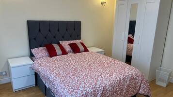 3 bedrooms, iron/ironing board, WiFi, bed sheets