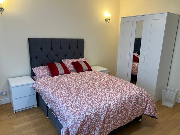 3 bedrooms, iron/ironing board, WiFi, bed sheets