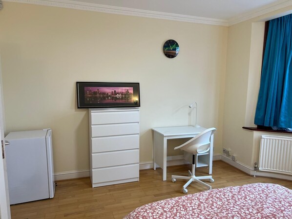 3 habitaciones, tabla de planchar con plancha, wifi y ropa de cama