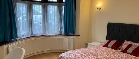 3 habitaciones, tabla de planchar con plancha, wifi y ropa de cama