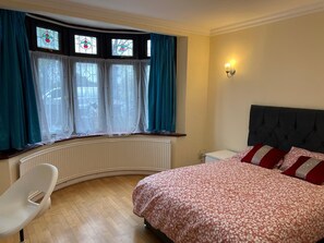 3 habitaciones, tabla de planchar con plancha, wifi y ropa de cama