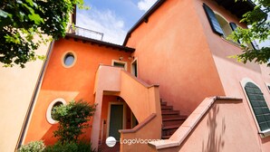 Un bâtiment doté d’une architecture originale, avec un escalier en spirale et des fenêtres rondes.