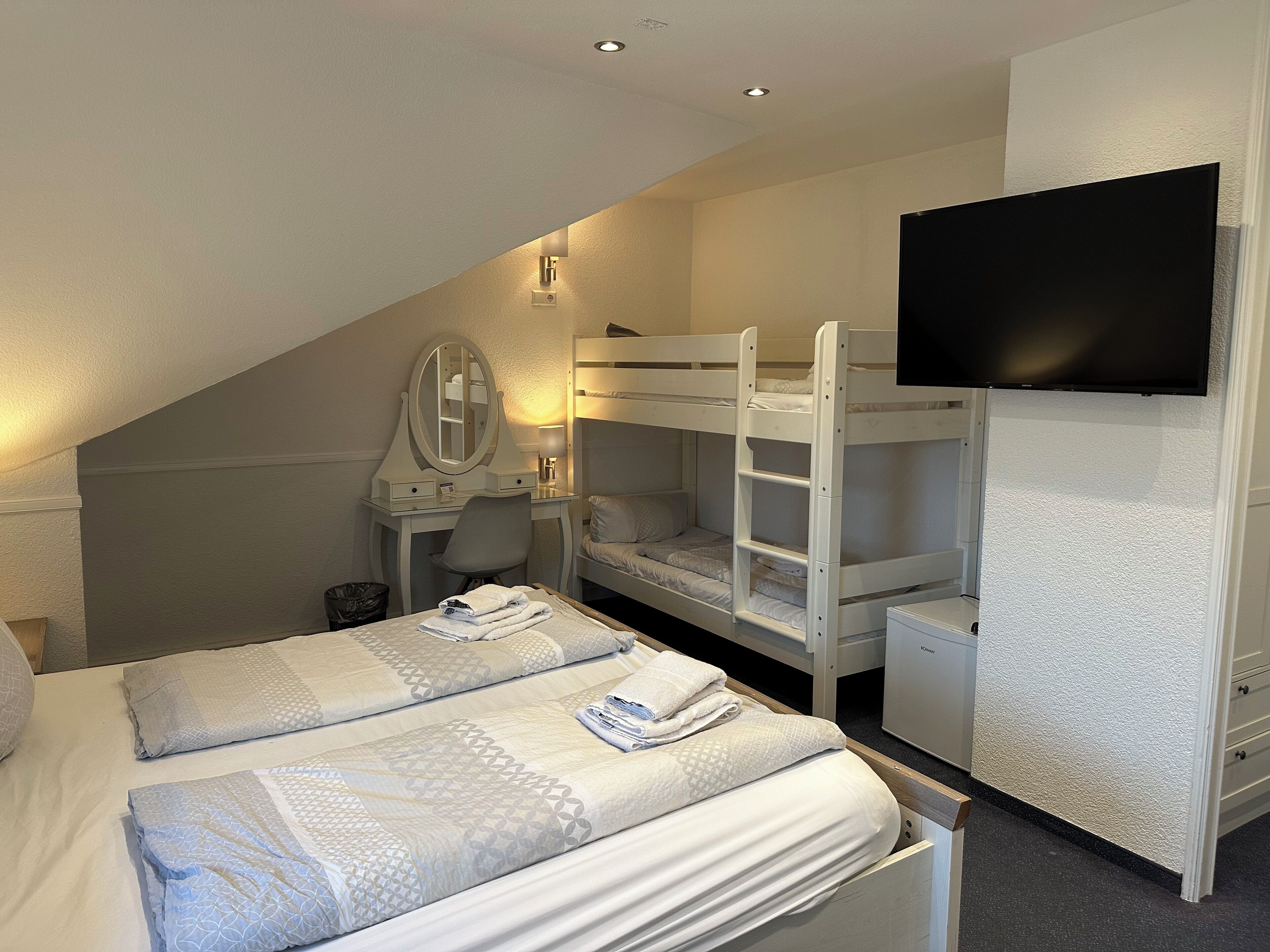 Vierbettzimmer, Stadtblick | Kostenloses WLAN